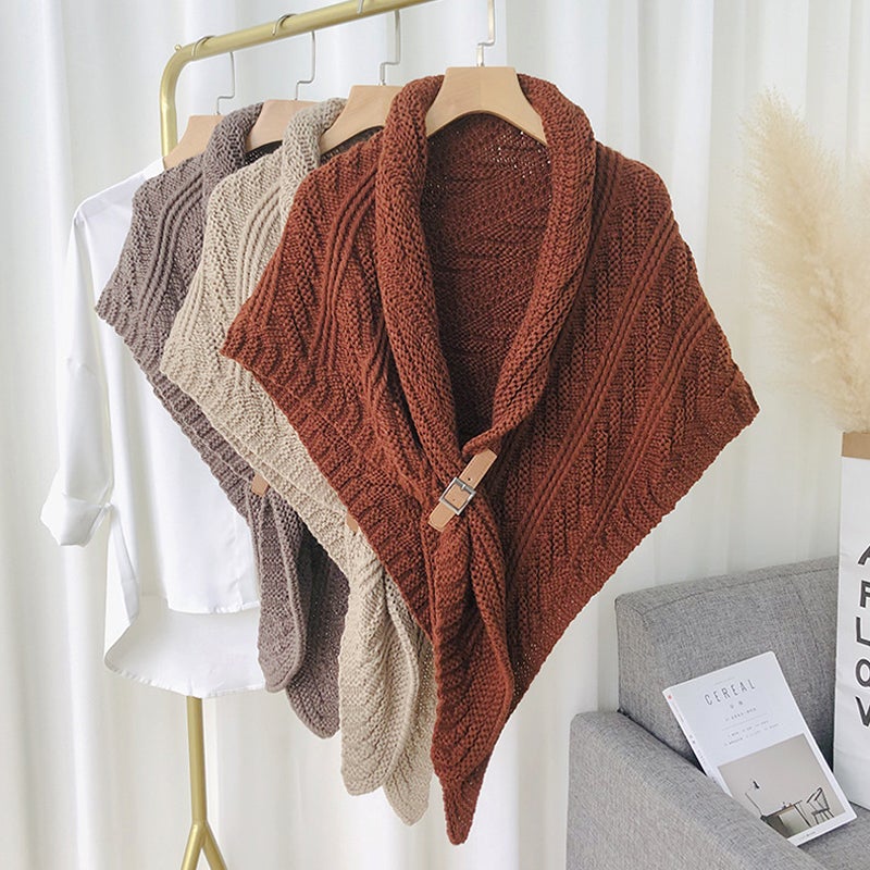 Maeve - Châle triangulaire en tricot avec boucle en cuir