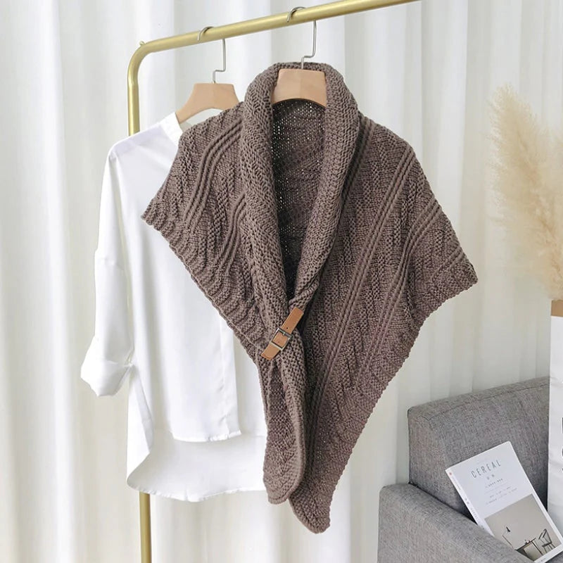 Maeve - Châle triangulaire en tricot avec boucle en cuir