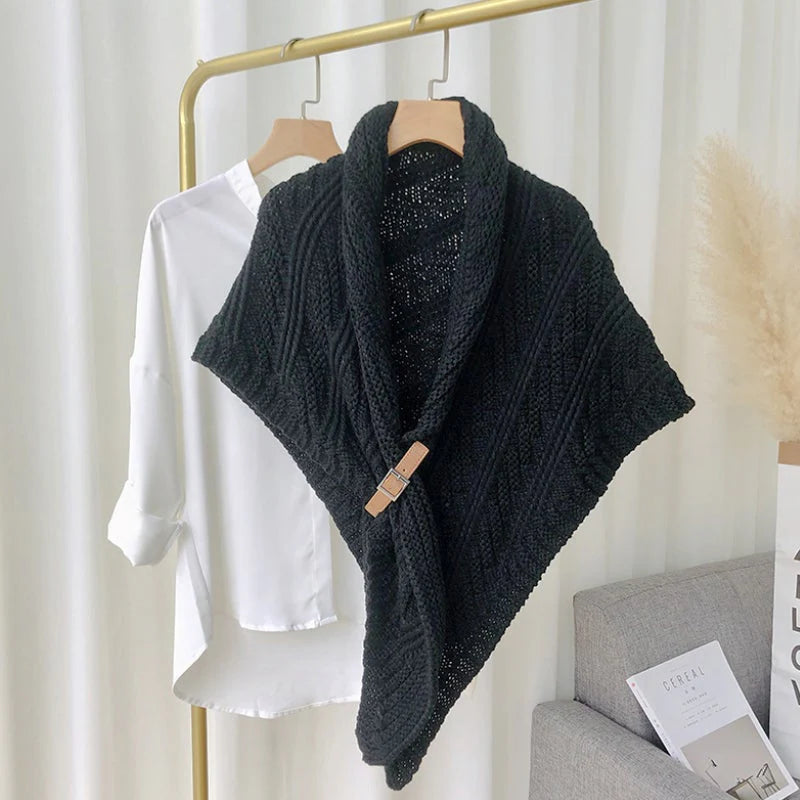 Maeve - Châle triangulaire en tricot avec boucle en cuir