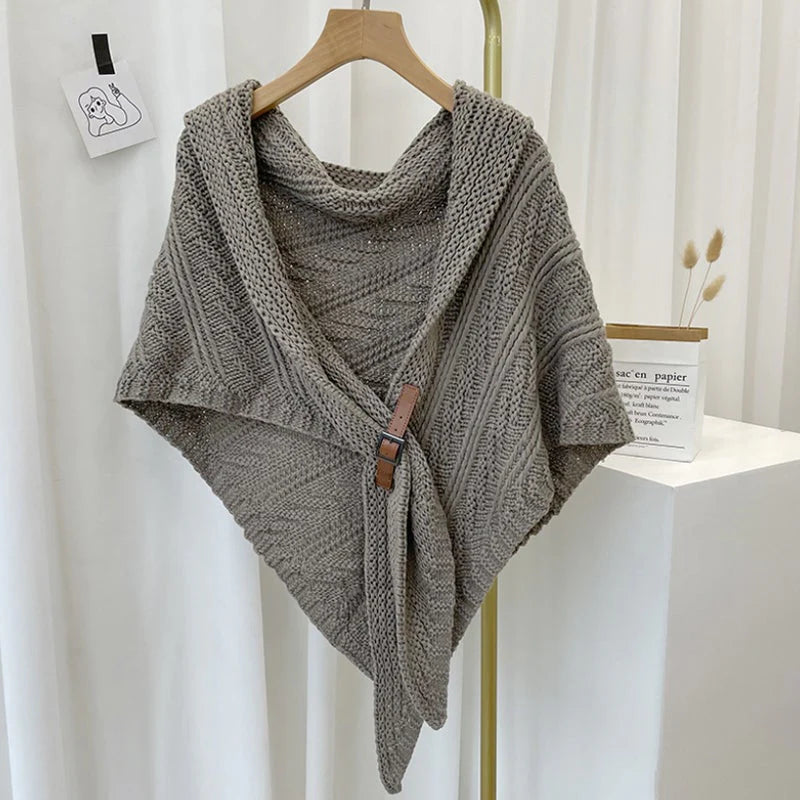 Maeve - Châle triangulaire en tricot avec boucle en cuir